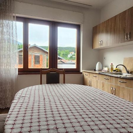 Lovely 1 Bedroom Within Walking Distance, Views Pejë Esterno foto