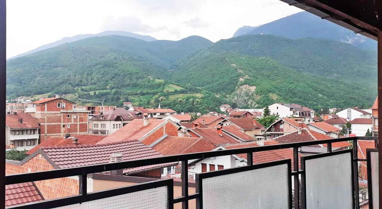 Lovely 1 Bedroom Within Walking Distance, Views Pejë Esterno foto