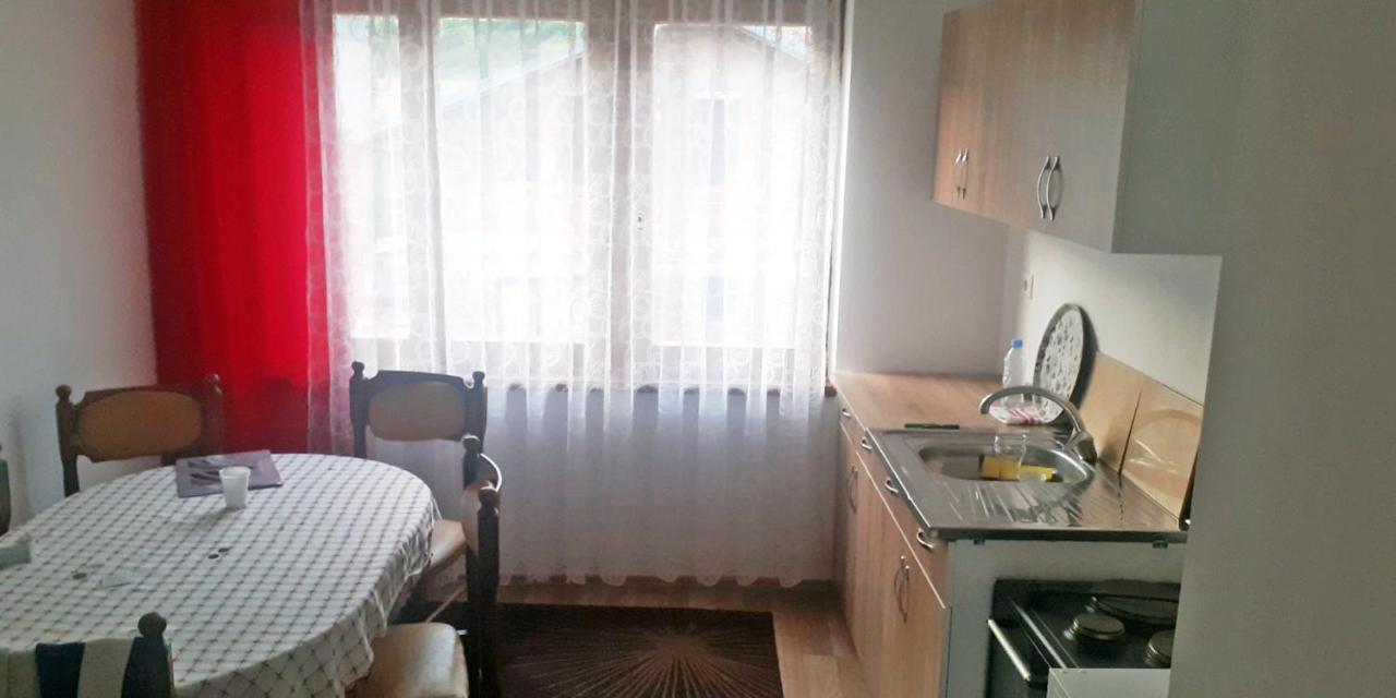 Lovely 1 Bedroom Within Walking Distance, Views Pejë Esterno foto