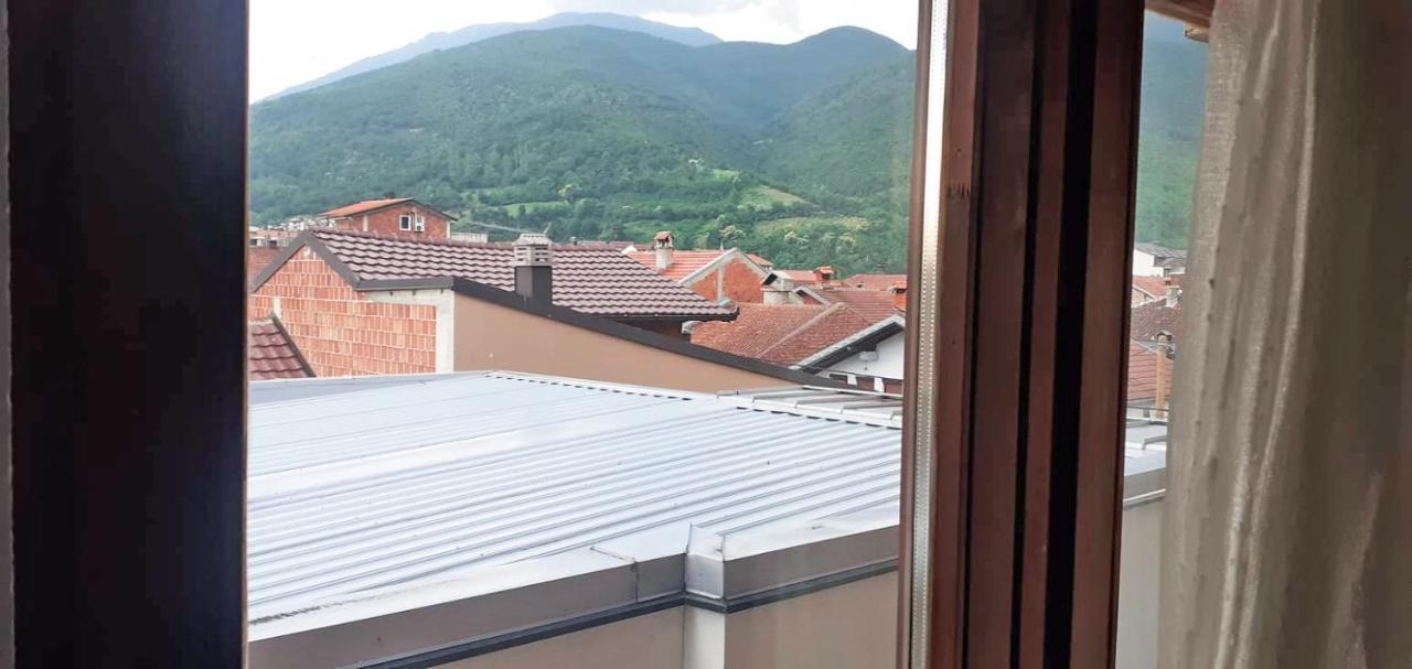 Lovely 1 Bedroom Within Walking Distance, Views Pejë Esterno foto