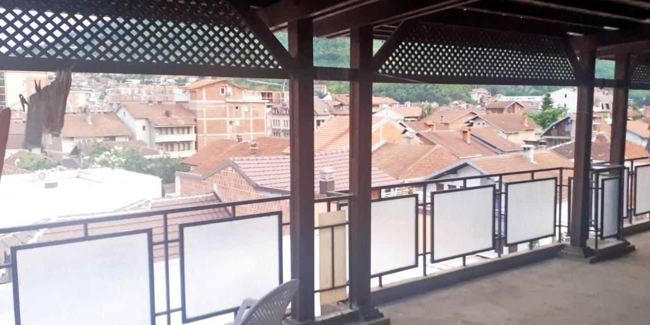 Lovely 1 Bedroom Within Walking Distance, Views Pejë Esterno foto