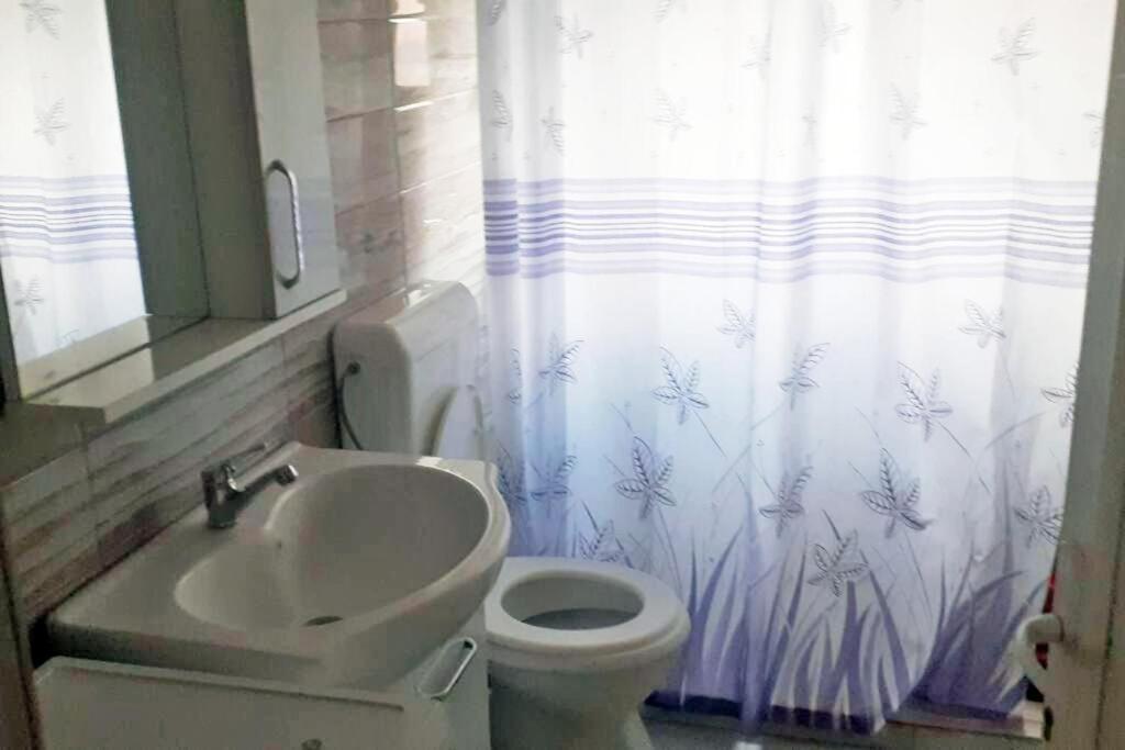 Lovely 1 Bedroom Within Walking Distance, Views Pejë Esterno foto