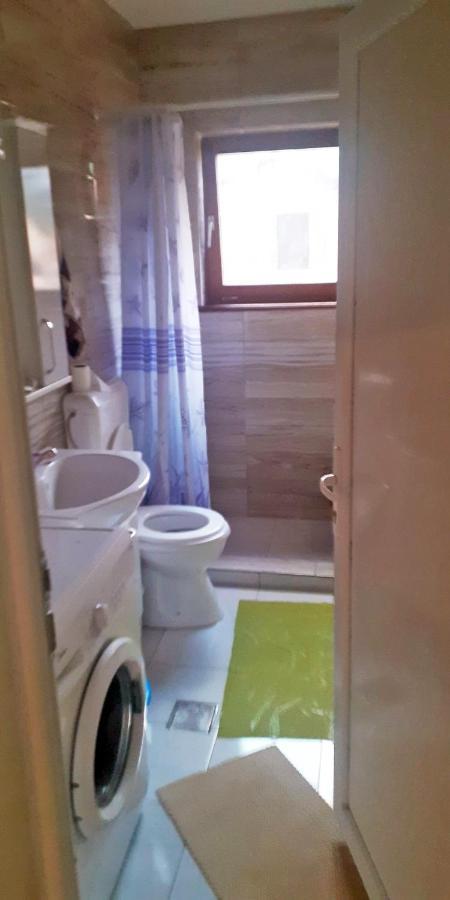 Lovely 1 Bedroom Within Walking Distance, Views Pejë Esterno foto