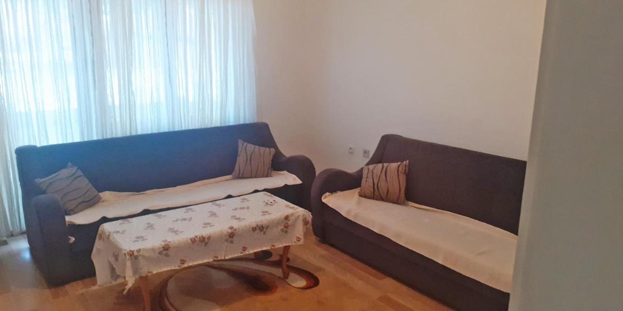Lovely 1 Bedroom Within Walking Distance, Views Pejë Esterno foto