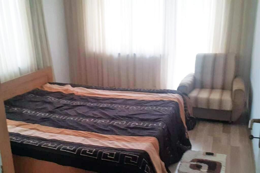 Lovely 1 Bedroom Within Walking Distance, Views Pejë Esterno foto