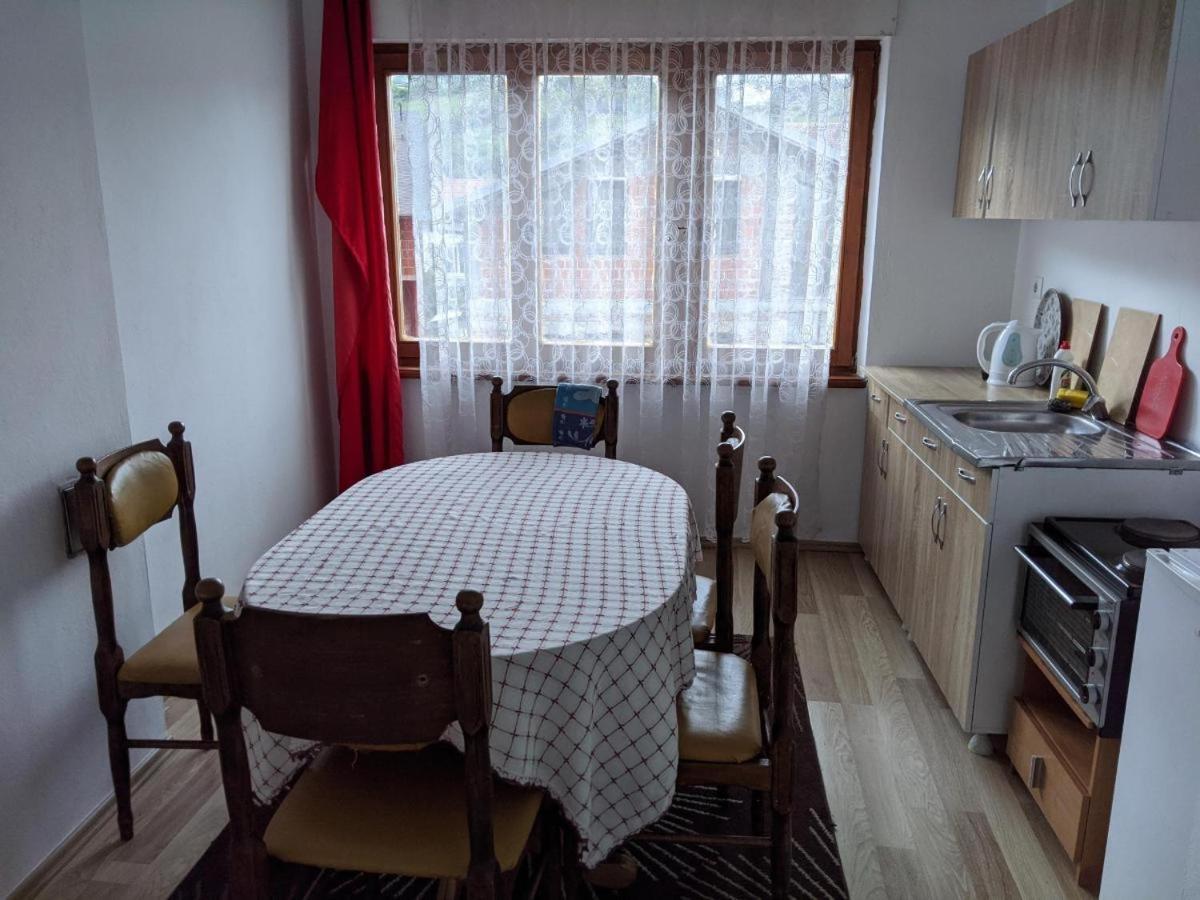Lovely 1 Bedroom Within Walking Distance, Views Pejë Esterno foto