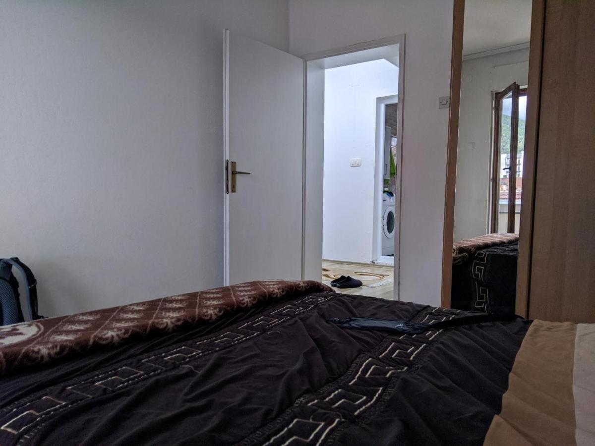 Lovely 1 Bedroom Within Walking Distance, Views Pejë Esterno foto