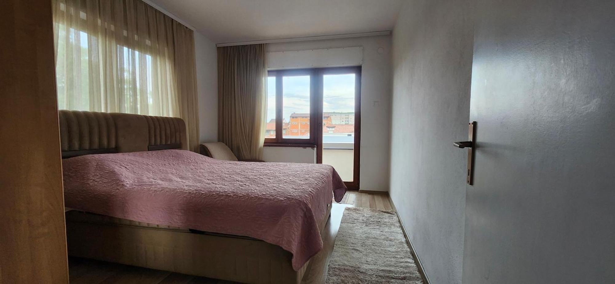 Lovely 1 Bedroom Within Walking Distance, Views Pejë Esterno foto