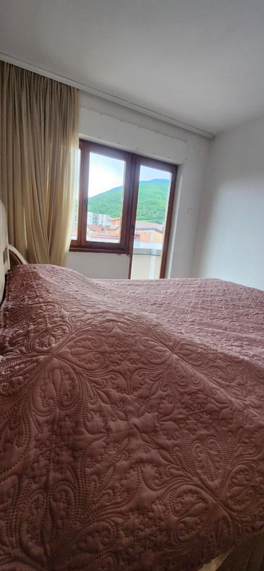 Lovely 1 Bedroom Within Walking Distance, Views Pejë Esterno foto