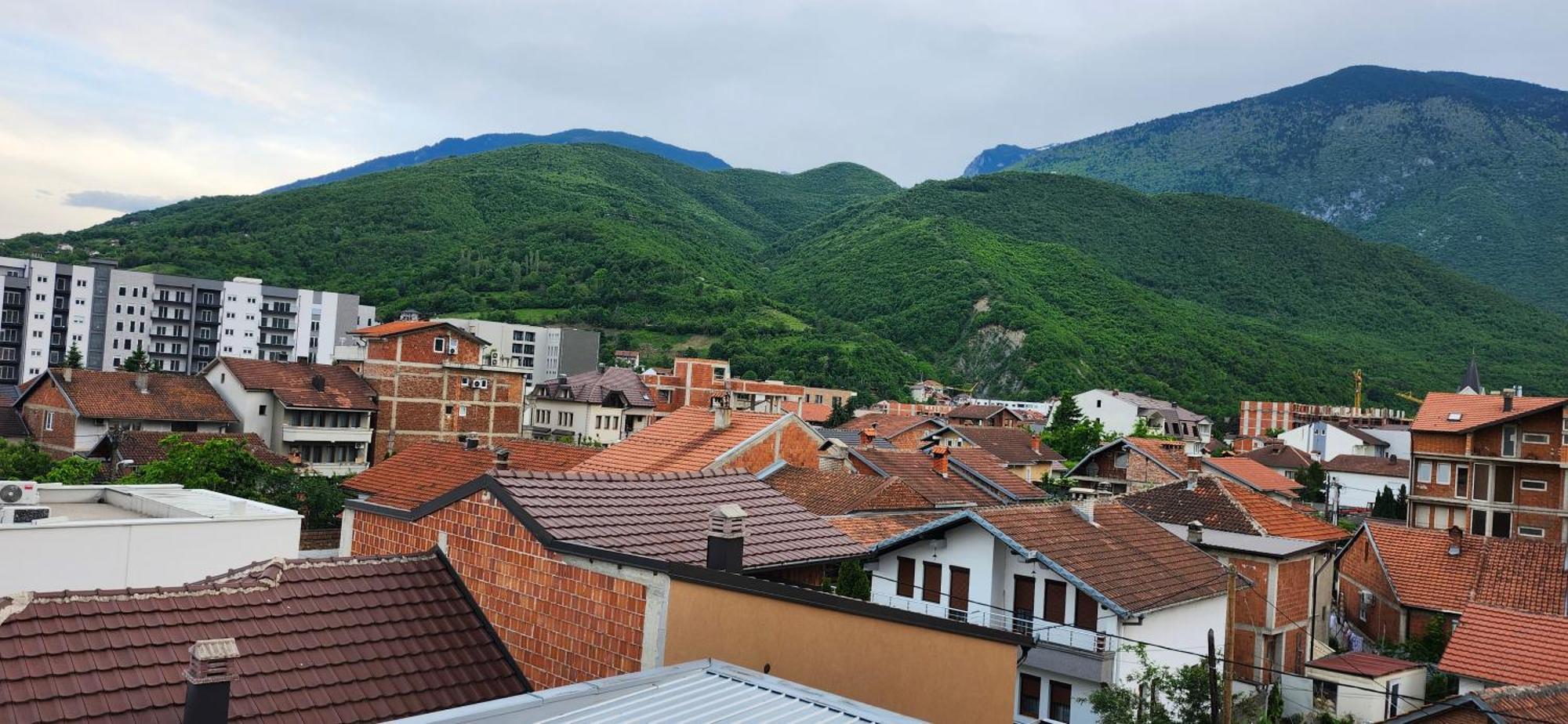 Lovely 1 Bedroom Within Walking Distance, Views Pejë Esterno foto