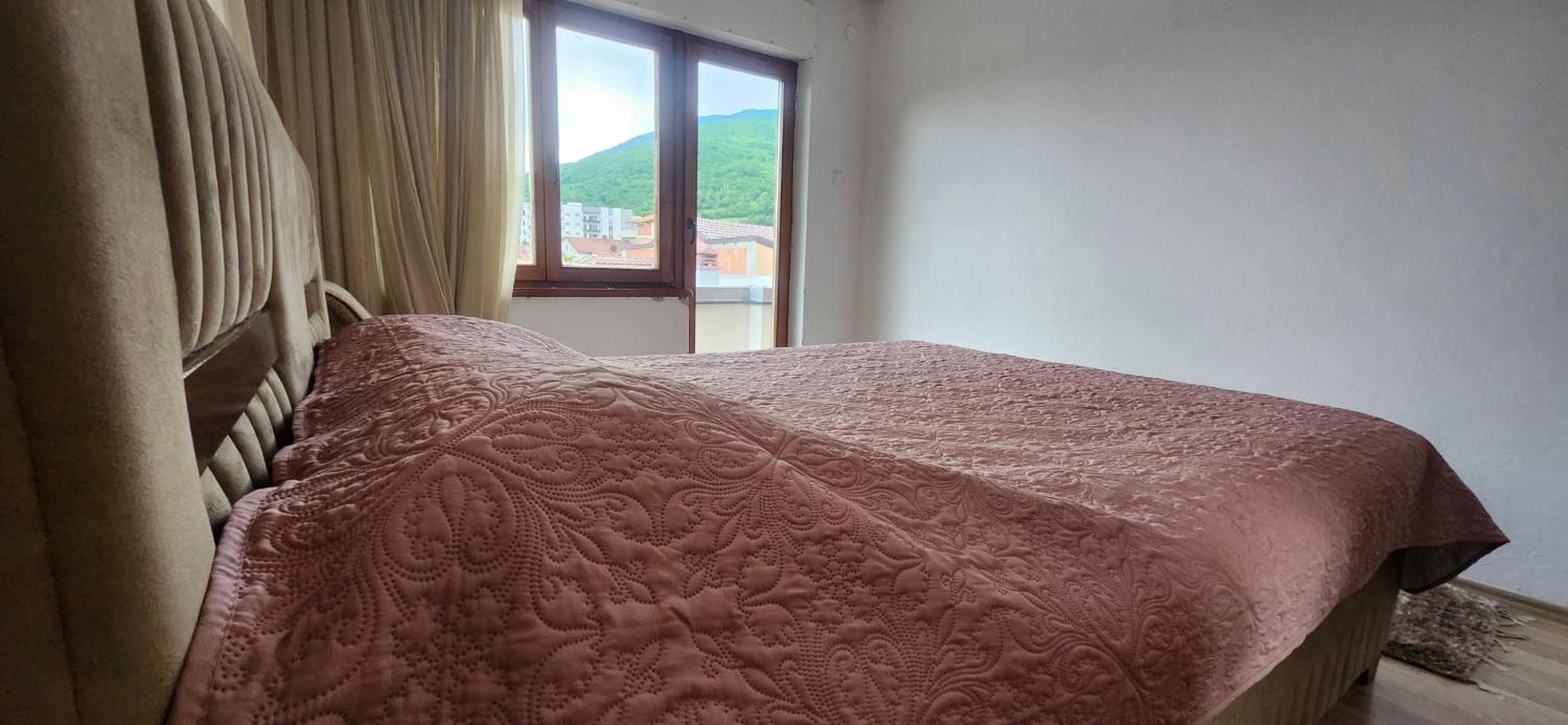 Lovely 1 Bedroom Within Walking Distance, Views Pejë Esterno foto
