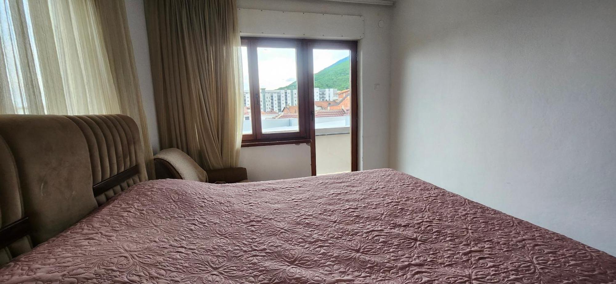 Lovely 1 Bedroom Within Walking Distance, Views Pejë Esterno foto